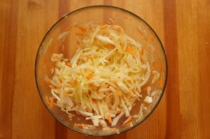 Salata salata de varza proaspata si morcovi, blog de familie