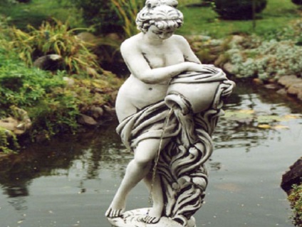 Statuia unei fată, femeile sculpturi antice grecești pentru o grădină și o fotografie de dacha