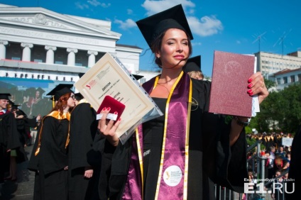 Szégyelli megmutatni a munkáltató RGPPU diplomások kaptak diplomák karton mappák mentén - crusts