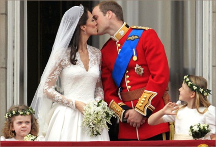 Весільний королівський поцілунок на балконі