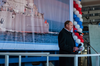 Comunicarea cu marea pentru viață pe Mijlocul-Neva a pus nava vladimir emelianov și a deschis un nou