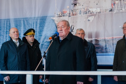 Comunicarea cu marea pentru viață pe Mijlocul-Neva a pus nava vladimir emelianov și a deschis un nou