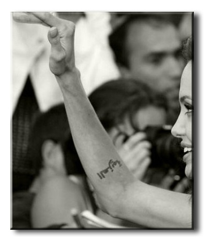 Tetoválás Angelina Jolie (Angelina Jolie Voight) bekezdésében Lera Suhanova