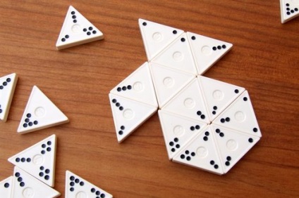Domino-uri triunghiulare cu mâinile lor - diferite - un catalog de articole - totul pentru oameni creativi
