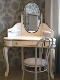 Кутовий туалетний столик з дзеркалом