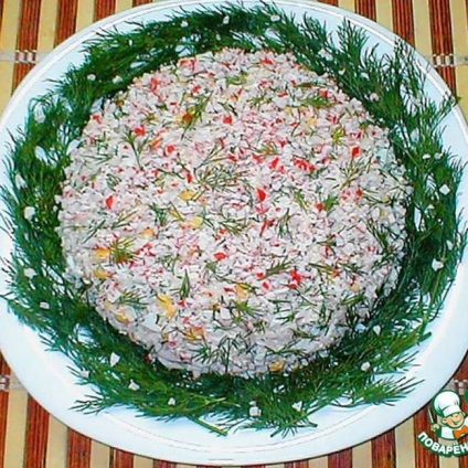 Salată de decor cu bastoane de crab