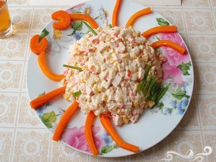 Salată de decor cu bastoane de crab