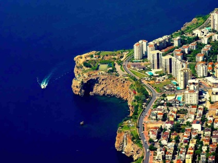 Strazile din Antalya - fotografie, titlu