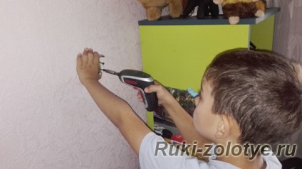 Instalarea rafturilor pe pelicani, toate cu mâinile lor