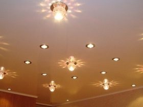 Изборът на осветление за стаи с таван участък, идеи и снимки