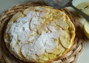 Placinta de mere într-o tigaie fără a folosi un cuptor