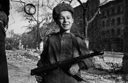 Юні герої війни 20 фотографій дітей з різних країн на війнах різних років