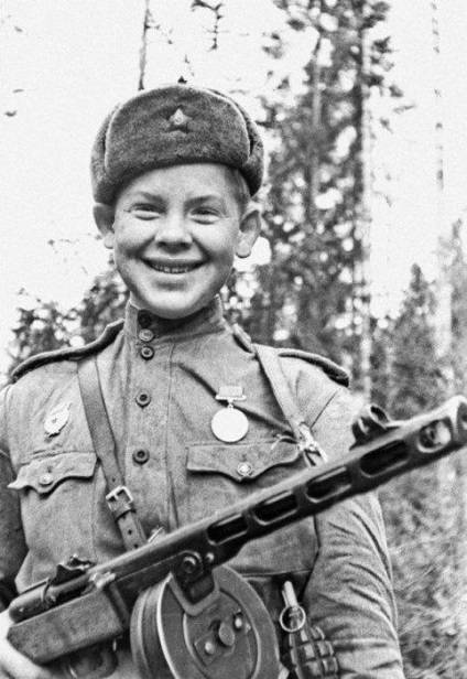 Юні герої війни 20 фотографій дітей з різних країн на війнах різних років