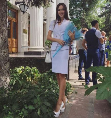 Anastasia kostenko îmbrăcat într-un costum de Olga Buzov, fotografie