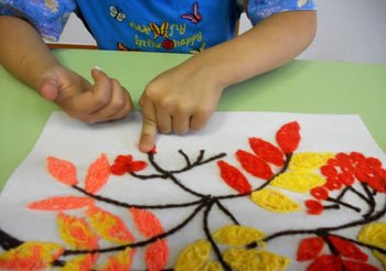 Аплікація гілка горобини з серветок і з кольорового паперу для дитячого садка