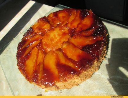 Бісквітний пиріг з яблуками та карамеллю і як правильно спекти бісквіт