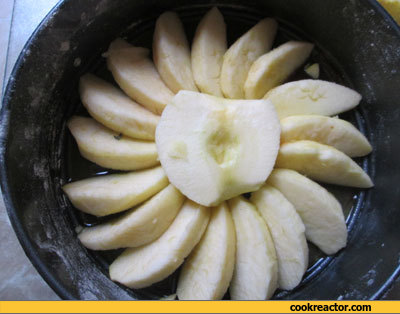 Бісквітний пиріг з яблуками та карамеллю і як правильно спекти бісквіт