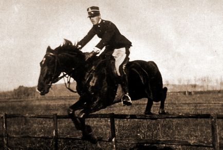 Чорний жеребець, що встав на диби, військово-історичний портал