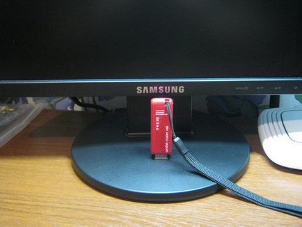 Így az USB-csatlakozót a monitor stand a kezüket