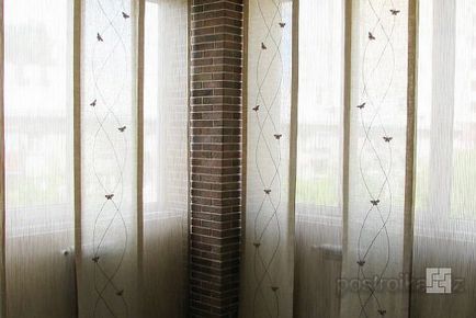 Завеса дизайн за кухнята - затваряне на завесите на прозореца в модерен интериор снимка