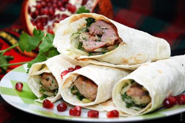 Homemade kebab în pâine pita cu salată verde picant