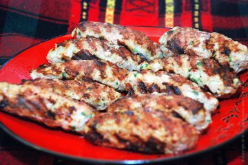 Homemade kebab în pâine pita cu salată verde picant