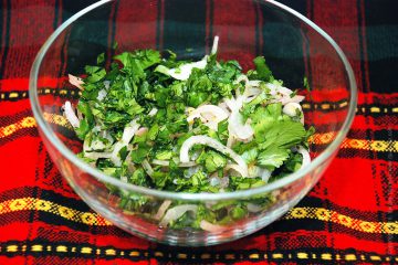 Домашній кебаб в лаваші з пряним салатом із зелені