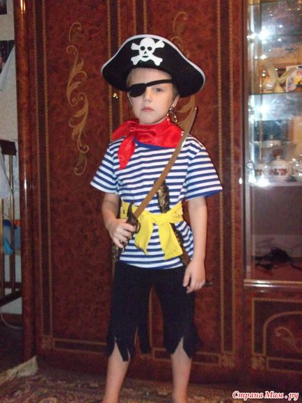 Fotografia unui costum pirat pentru un băiat cu mâinile sale
