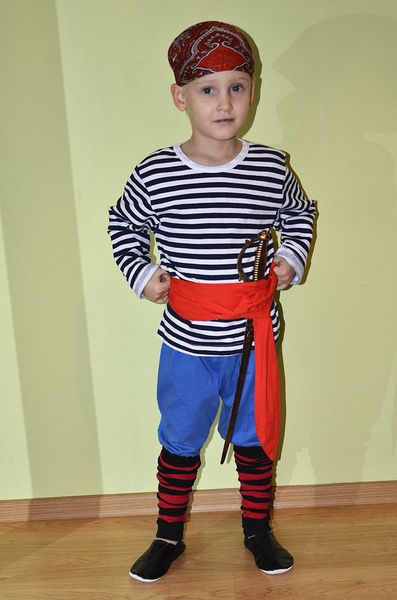 Fotografia unui costum pirat pentru un băiat cu mâinile sale
