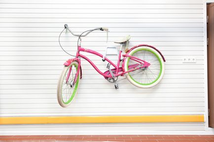 Гараж для велосипедиста ідеї зі зберігання велосипеда на стіні і під стелею