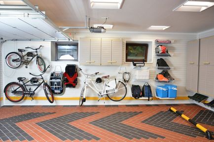 Garaj pentru idei de ciclism pentru păstrarea unei biciclete pe perete și sub tavan