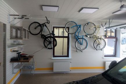 Garázs kerékpáros ötletek kerékpártároló a fal és a mennyezet