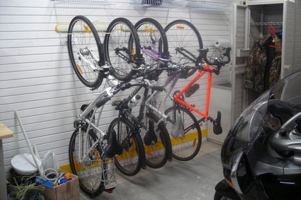 Гараж для велосипедиста ідеї зі зберігання велосипеда на стіні і під стелею