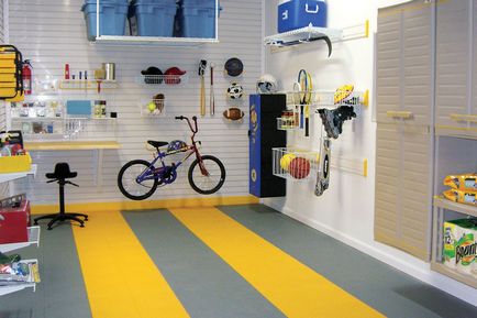 Garaj pentru idei de ciclism pentru păstrarea unei biciclete pe perete și sub tavan