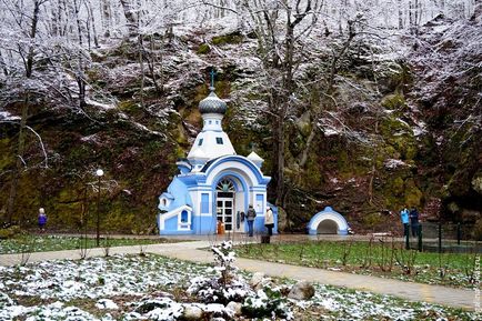 Гарячий ключ взимку цілющий парк