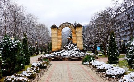 Гарячий ключ взимку цілющий парк