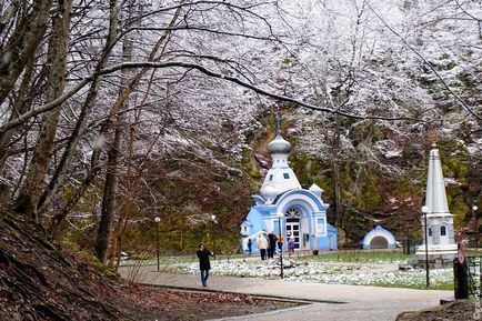 Гарячий ключ взимку цілющий парк