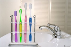 Як часто потрібно міняти зубну щітку і як продезінфікувати стару