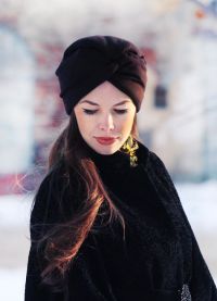 Cât de frumoasă este să legați o haină pe cap în timpul iernii