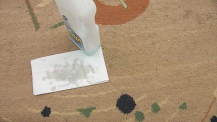Як очистити килим від кавового плями