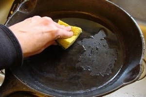 Cum să curățați o tigaie de ardere - căi eficiente
