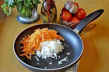 Cum să gătești crap copt cu ceapă și morcovi în mod corect