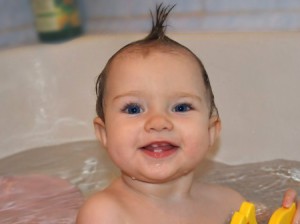 Hogyan készítsünk fürdő élvezetes, és mit kell tenni, ha a gyermek fél, hogy fürödni, játékok és