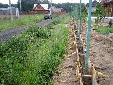 Hogyan erősíthető a kerítés hullámkarton tanúskodni