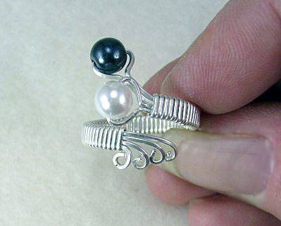 Inel realizat din perle și sârmă prin mâinile proprii