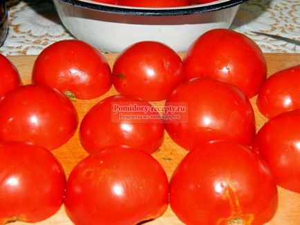 Консервовані помідори з цибулею