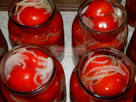 Консервовані помідори з цибулею