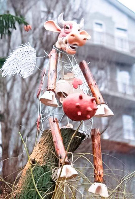 Cat eldobható villa, repülő tehén, egy zongora a bokrok, szálló fekete bárány szemek dákó