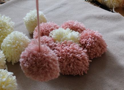 Tampon de pompoms copii moi și pufos, cum să facă propriile mâini