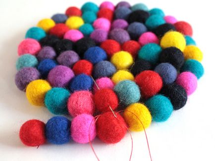 Килимок з повстяних намистин, felted loft